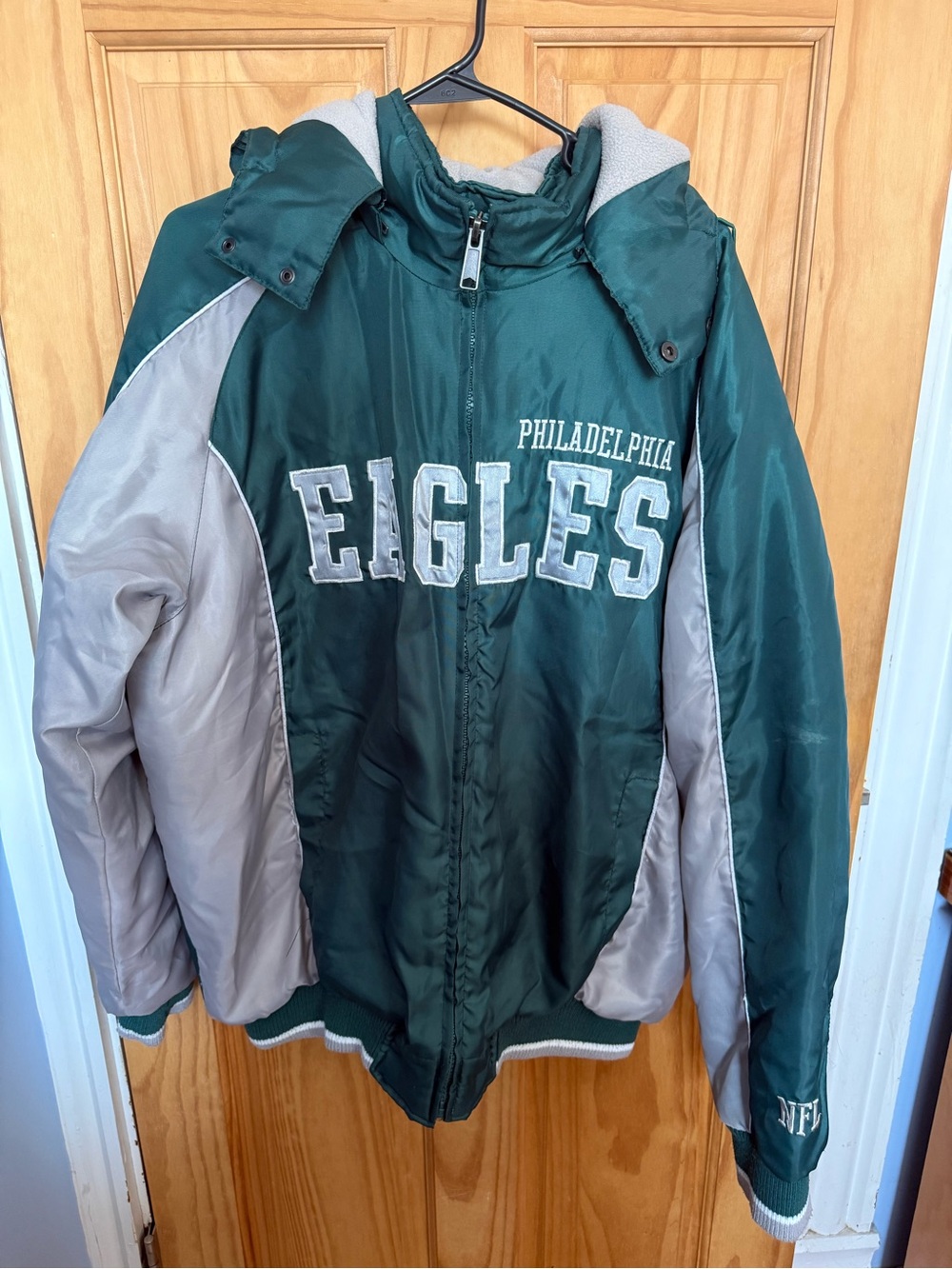 Philadelphia Eagles Men’s Zip Up Jacket With Removable Zipping Hood Size Large.